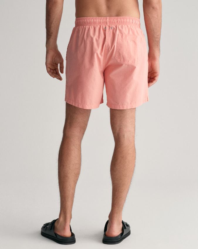 Gant Sunfaded Badeshorts Rosa på mann bakfra