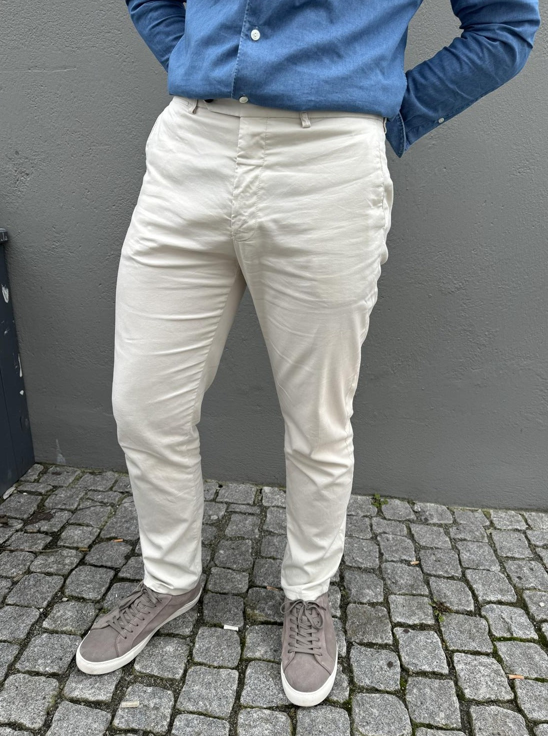 Berwich Chinos Herre Vulcano Bomull Kremhvit på mann med sneakers og skjorte