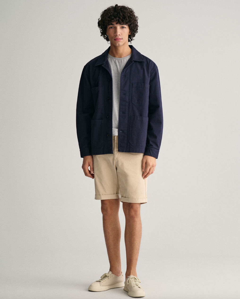 Gant Sunfaded Shorts Kremhvit på modell med blå blazer