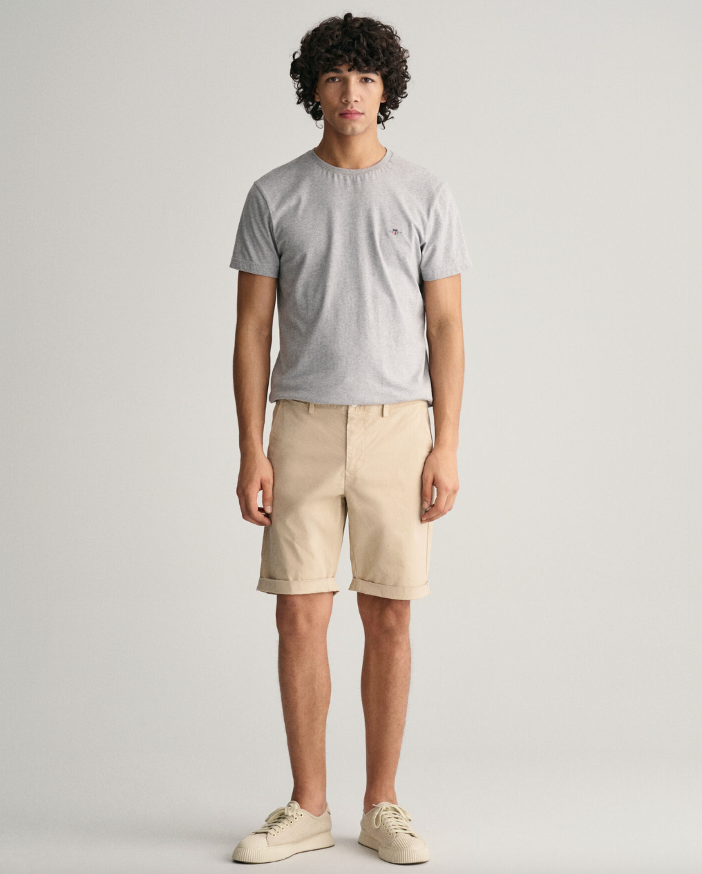 Gant Sunfaded Shorts Kremhvit på modell med grå tskjorte