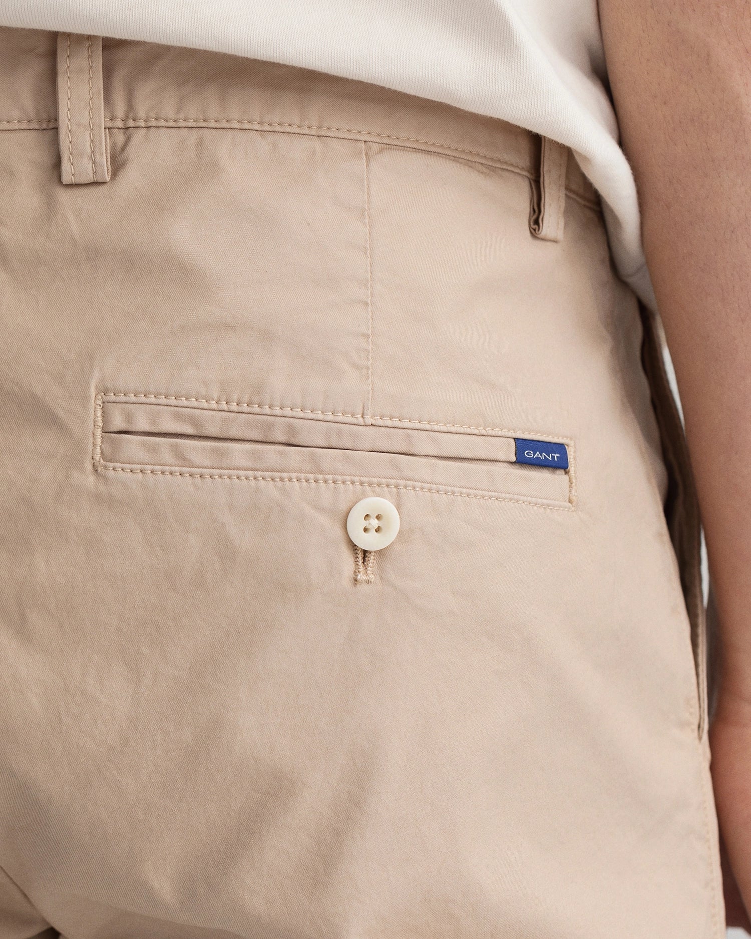 Gant hallden sandfarget solbleket chinos nærbilde baklomme