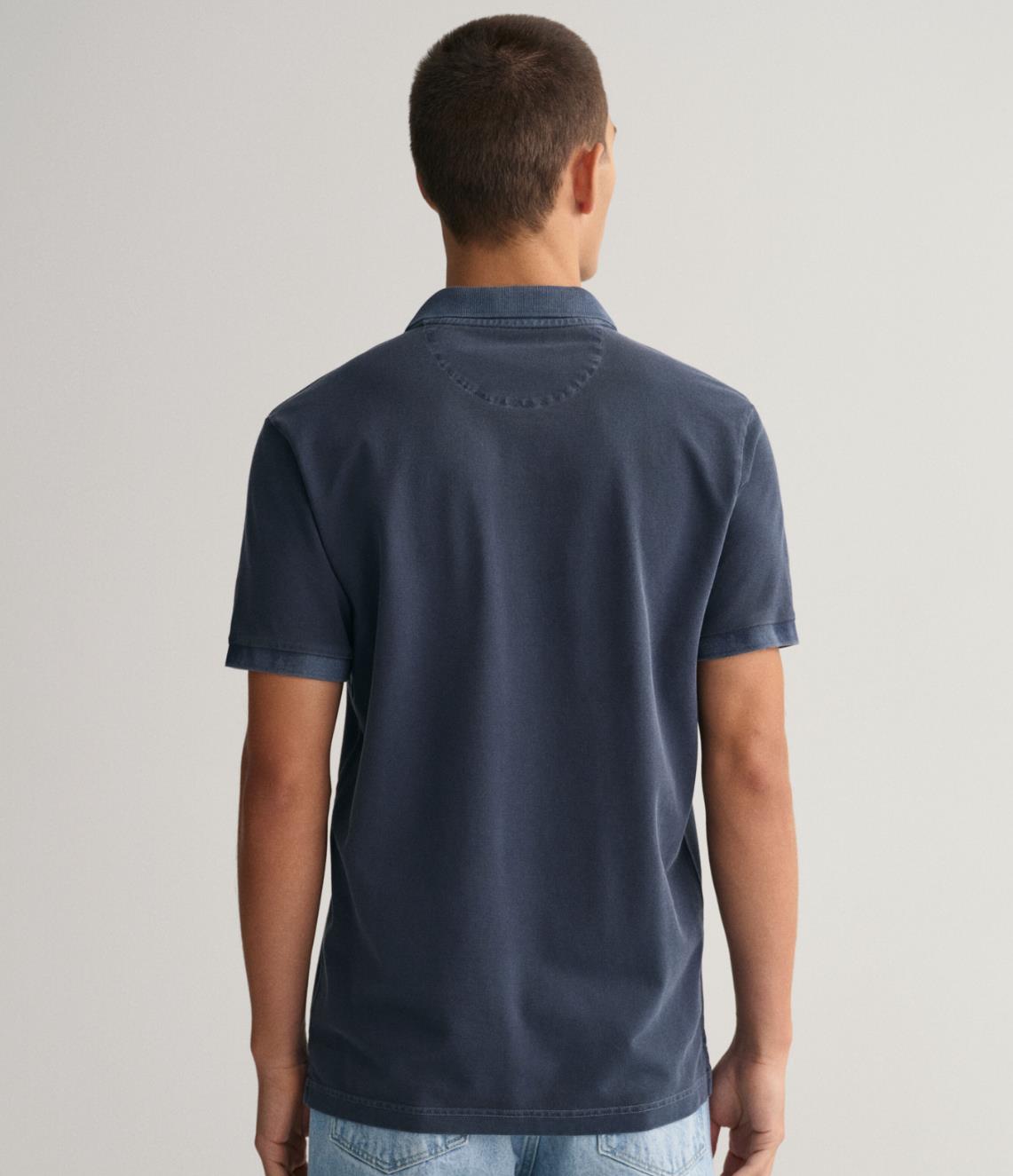 Gant Pique Bomull Solbleket Marine på modell bakfra