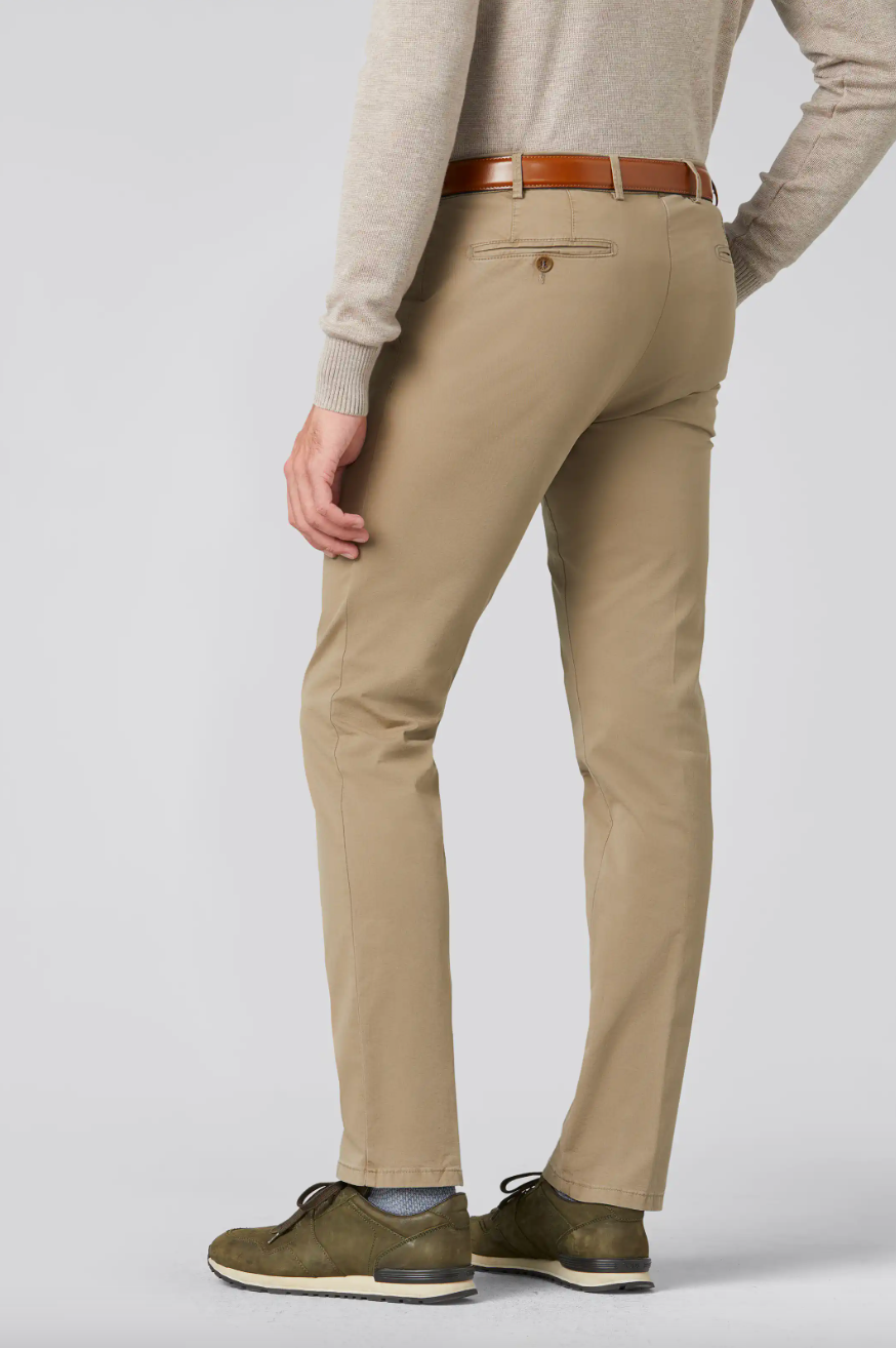 Meyer Chinos Bomull Bonn Mørk Beige fra siden med grønne joggesko til