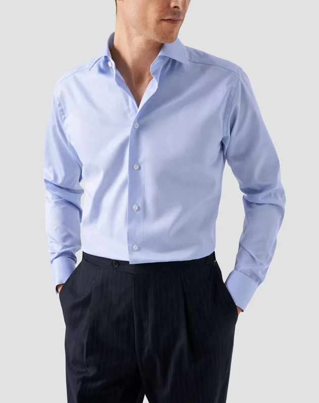 Eton Skjorte Slim Fit Bomull Lyseblå med marineblå bukse til på modell