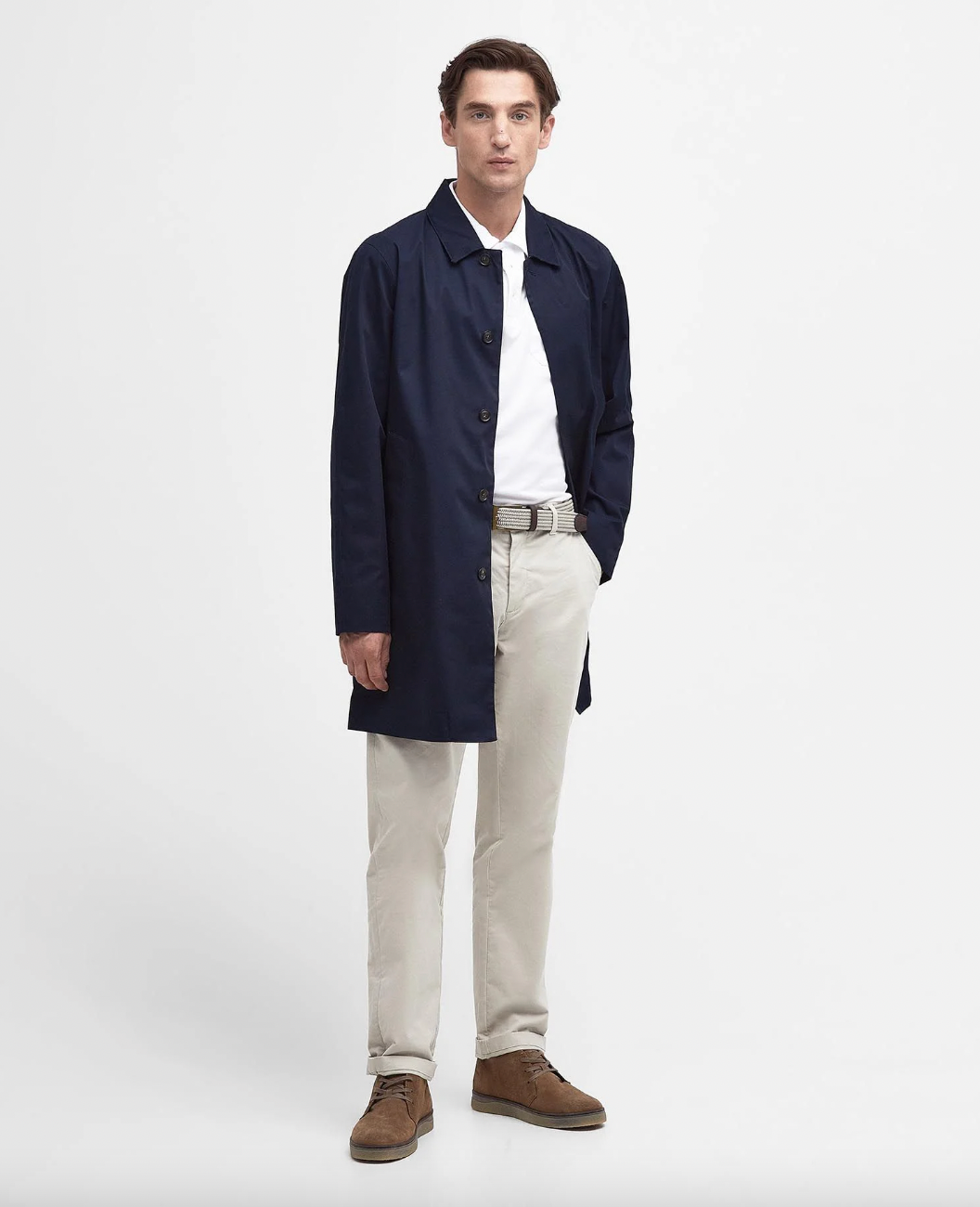 Barbour Rokig Frakk Marine herre på modell med beige bukse og brune sko