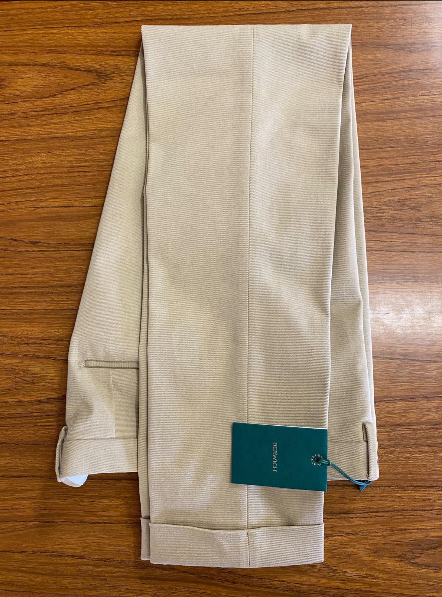 Berwich Chinos VulcanoZ Bomull Beige flat på bord