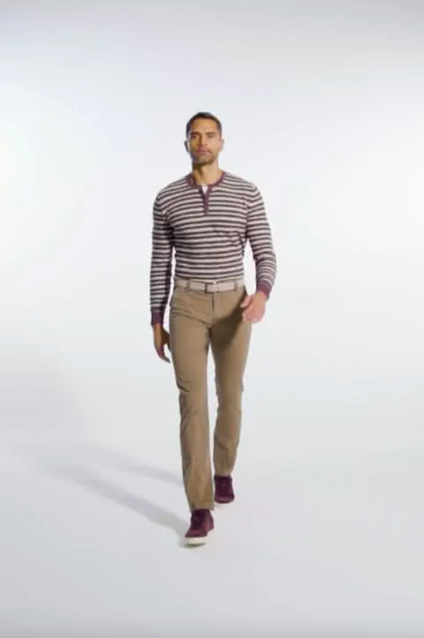 Meyer Chinos Bomull Bonn Mørk Beige på mann som går