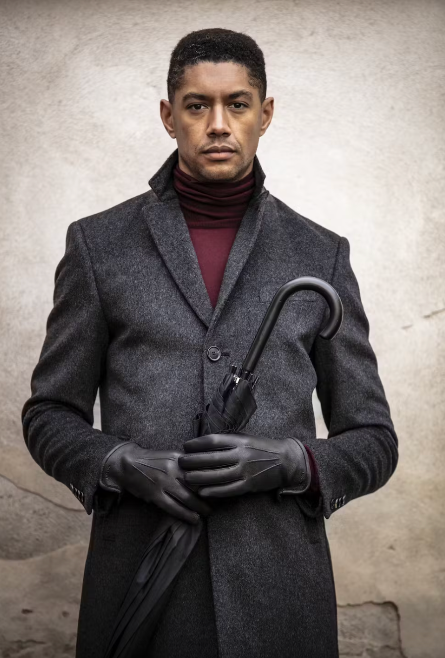 Mann med Hestra Skinnhanske med Ullfór Andrew Svart og grå ullfrakk