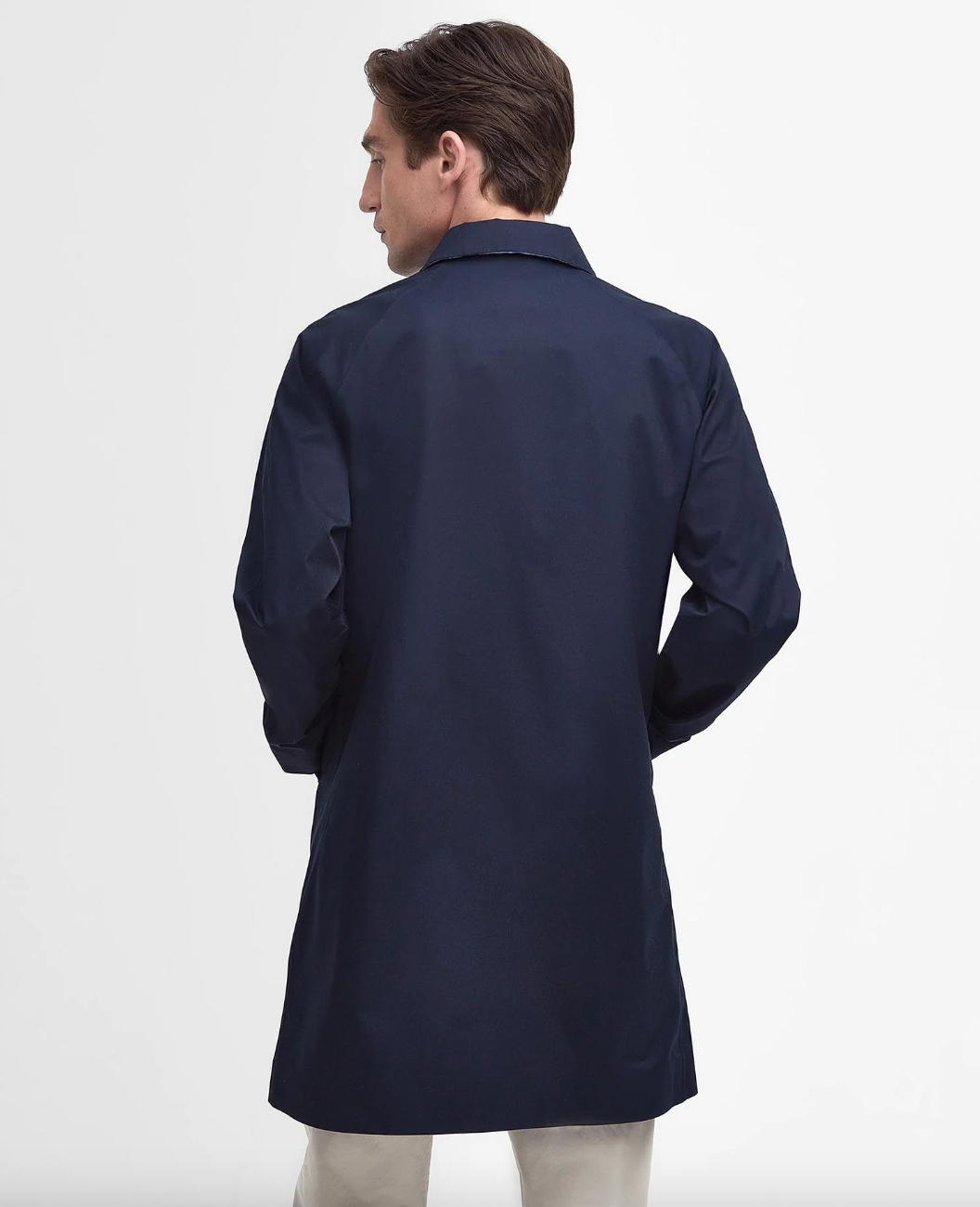 Barbour Rokig Frakk Marine bakfra på mann