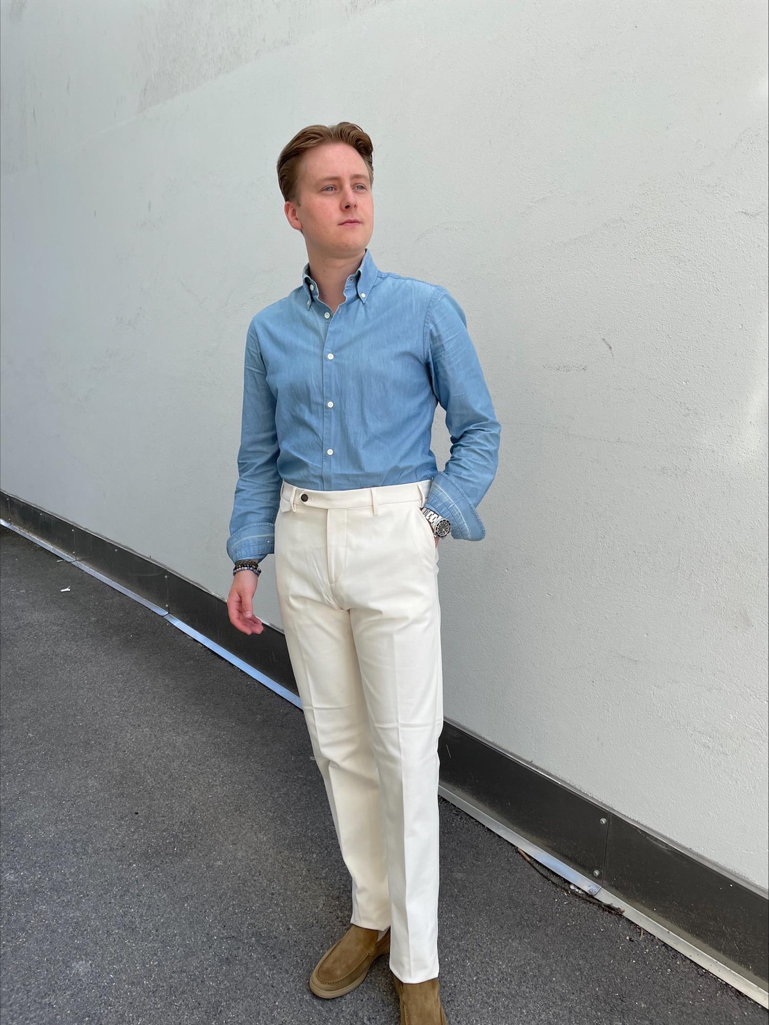 Berwich Chinos VulcanoZ Bomull Hvit på modell med blå skjorte