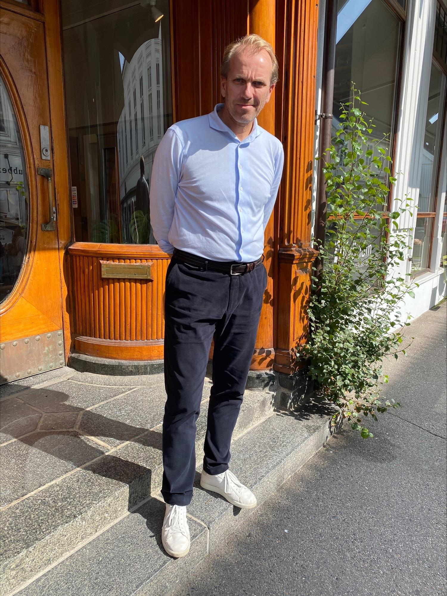 Berwich Chinos VulcanoZ Bomull Marine på mann på trapp