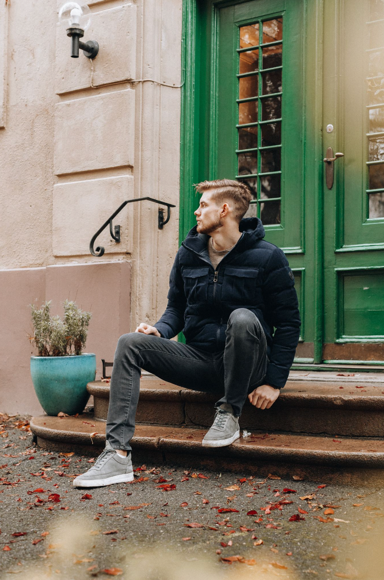 Monel Tignes Dunjakke Cord Marine på herremodell sittende på trapp