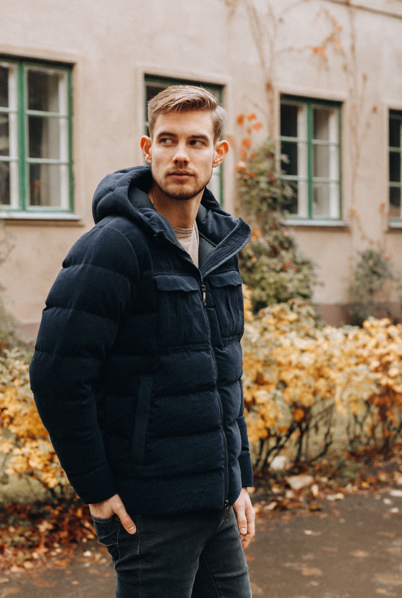 Monel Tignes Dunjakke Cord Marine på herremodell utendørs