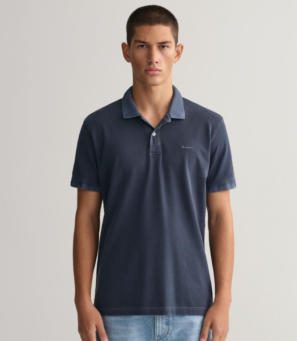 Gant Pique Bomull Solbleket Marine på modell