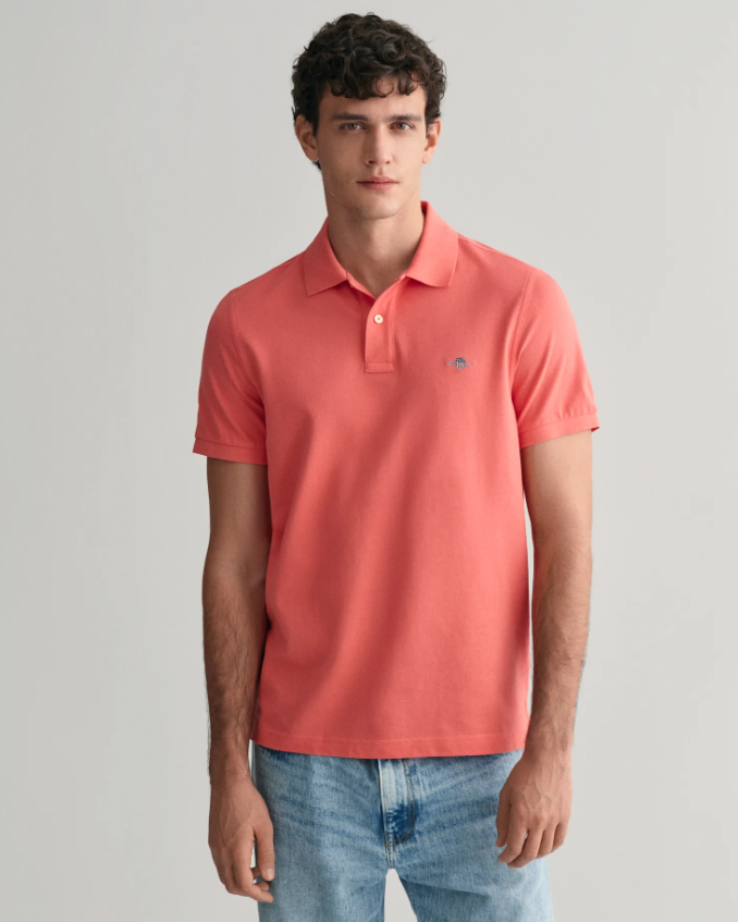 Gant Original Pique Herrre Bomull Lyserød på mann med jeans og hvit nøytral bakgrunn