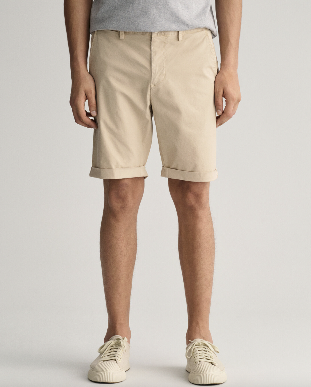 Gant Sunfaded Shorts Kremhvit på modell med hvite sko