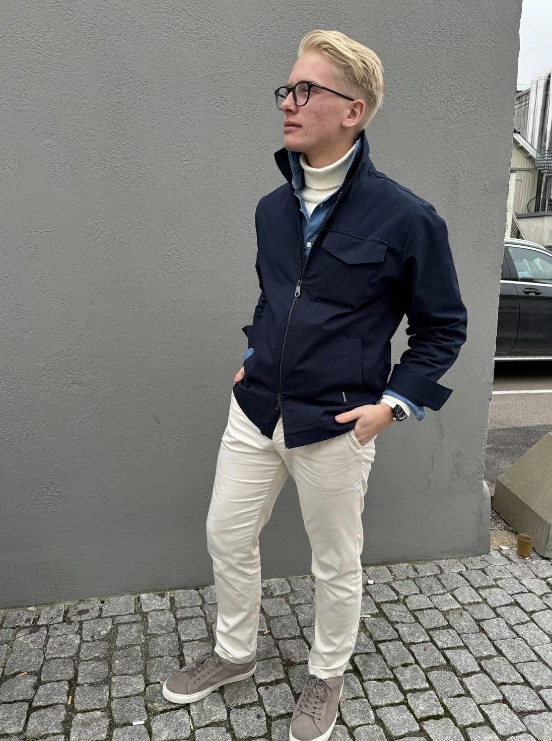 Berwich Chinos Herre Vulcano Bomull Kremhvit på mann med grå sneakers og blå overshirt