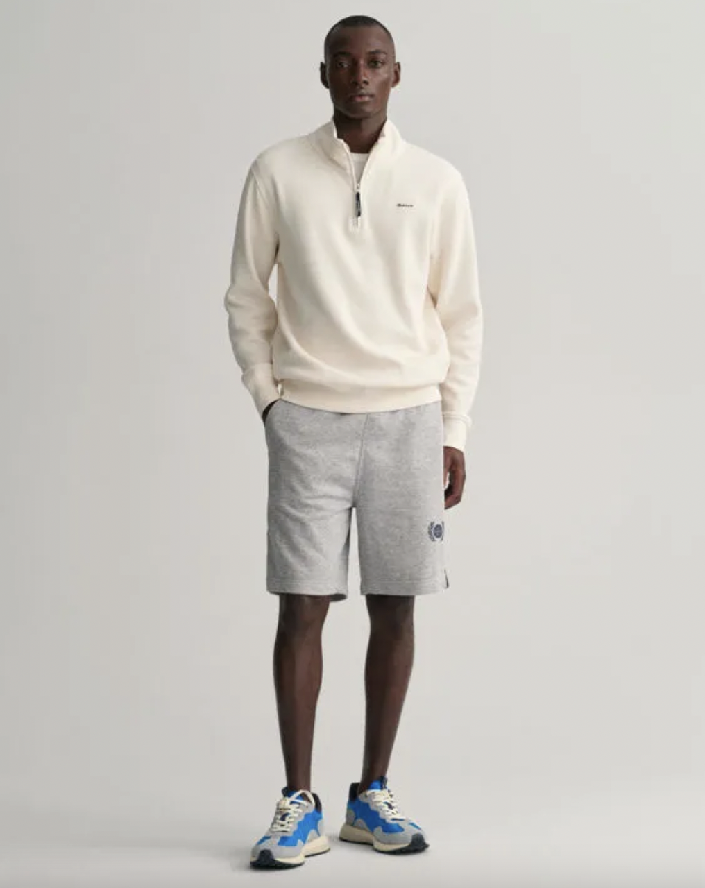 Gant Half Zip Vaffelstrikk Kremfarget på modell med grå shorts