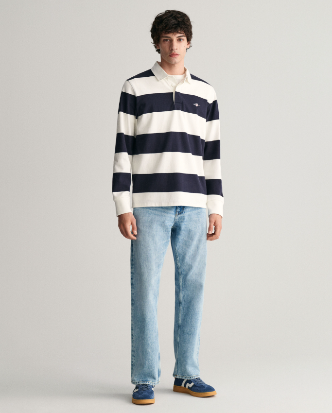 Gant Barstripe Langermet Pique Bomull Hvit/Marine helfigur mann med lyse jeans og joggesko