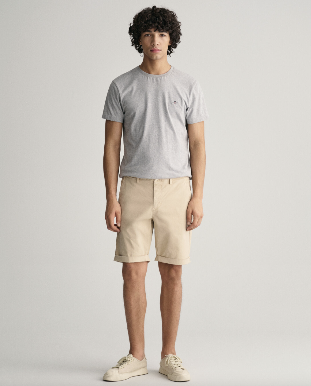 Gant Sunfaded Shorts Kremhvit på modell med grå tskjorte