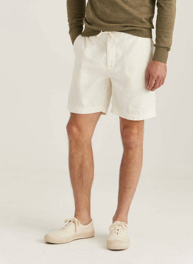 Morris Fenix Lin Shorts Off-White på mann med grønn genser og off white sko