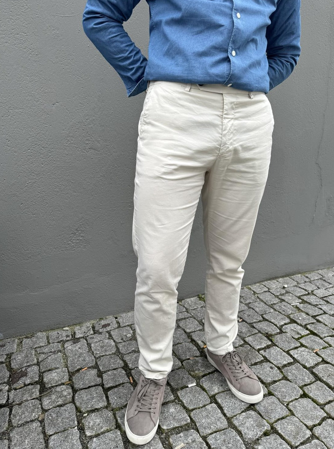 Berwich Chinos Vulcano Bomull Kremhvit på mann med denim skjorte og grå sneakers