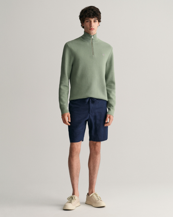 Gant Milano Herre Bomulls Half-Zip Grønn på mann med shorts og sneakers
