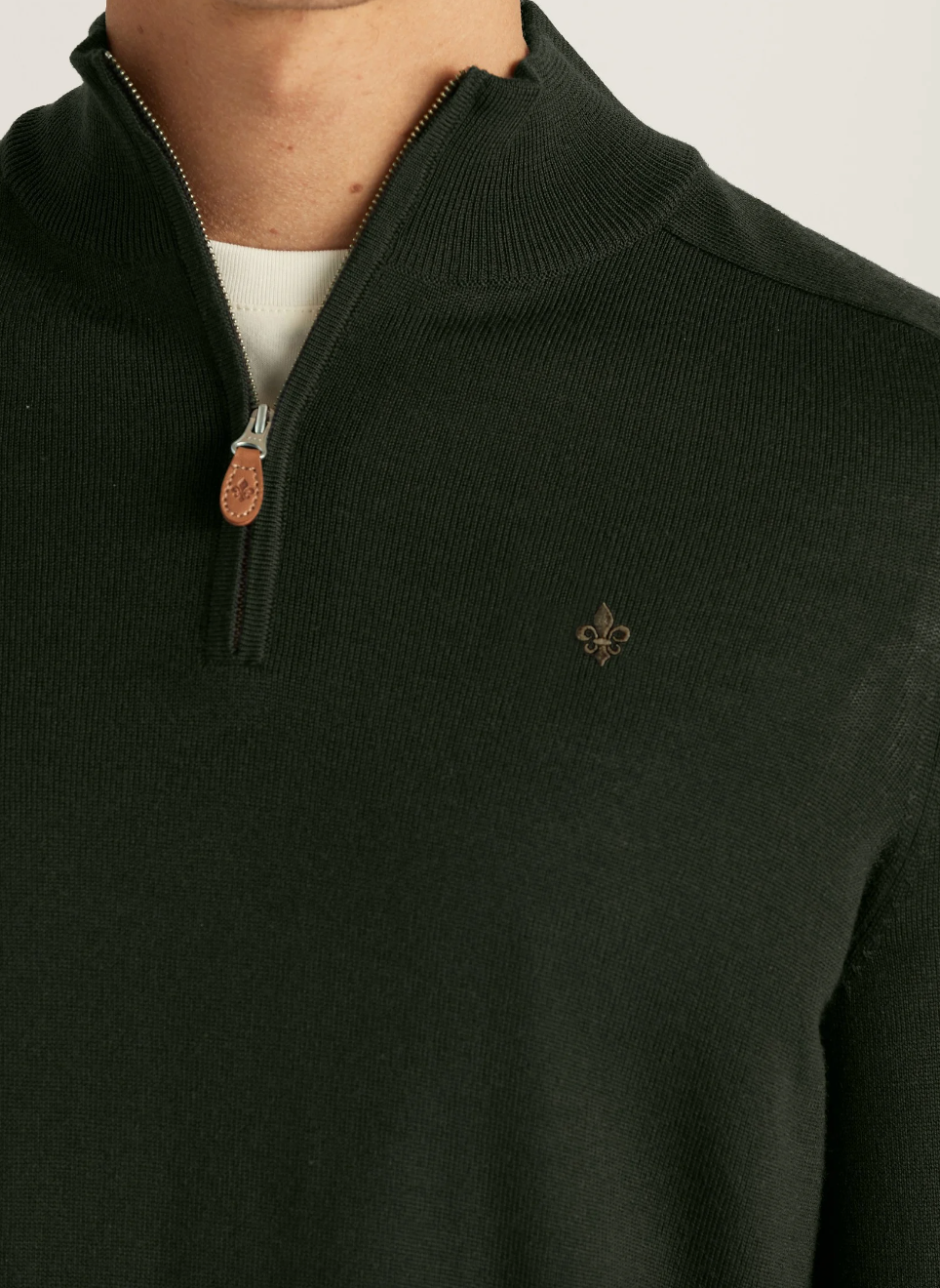 Morris John half zip genser i ren og lett merinoul i olivengrønn halsåpning