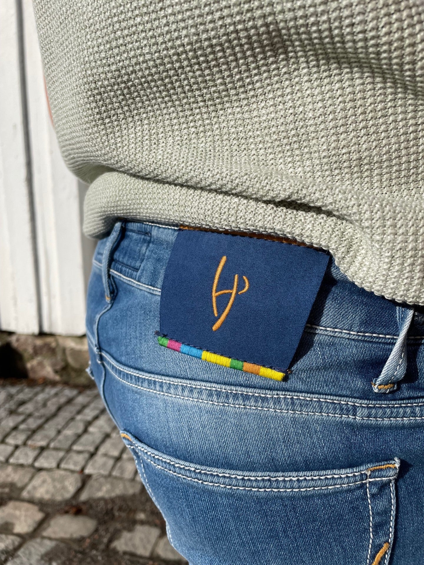 Handpicked Orvieto Jeans Lyseblå nærbilde av patch for detaljer