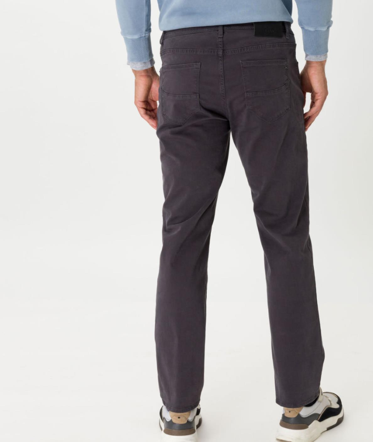 Brax bukse modell Cadiz i mørk grå bakfra