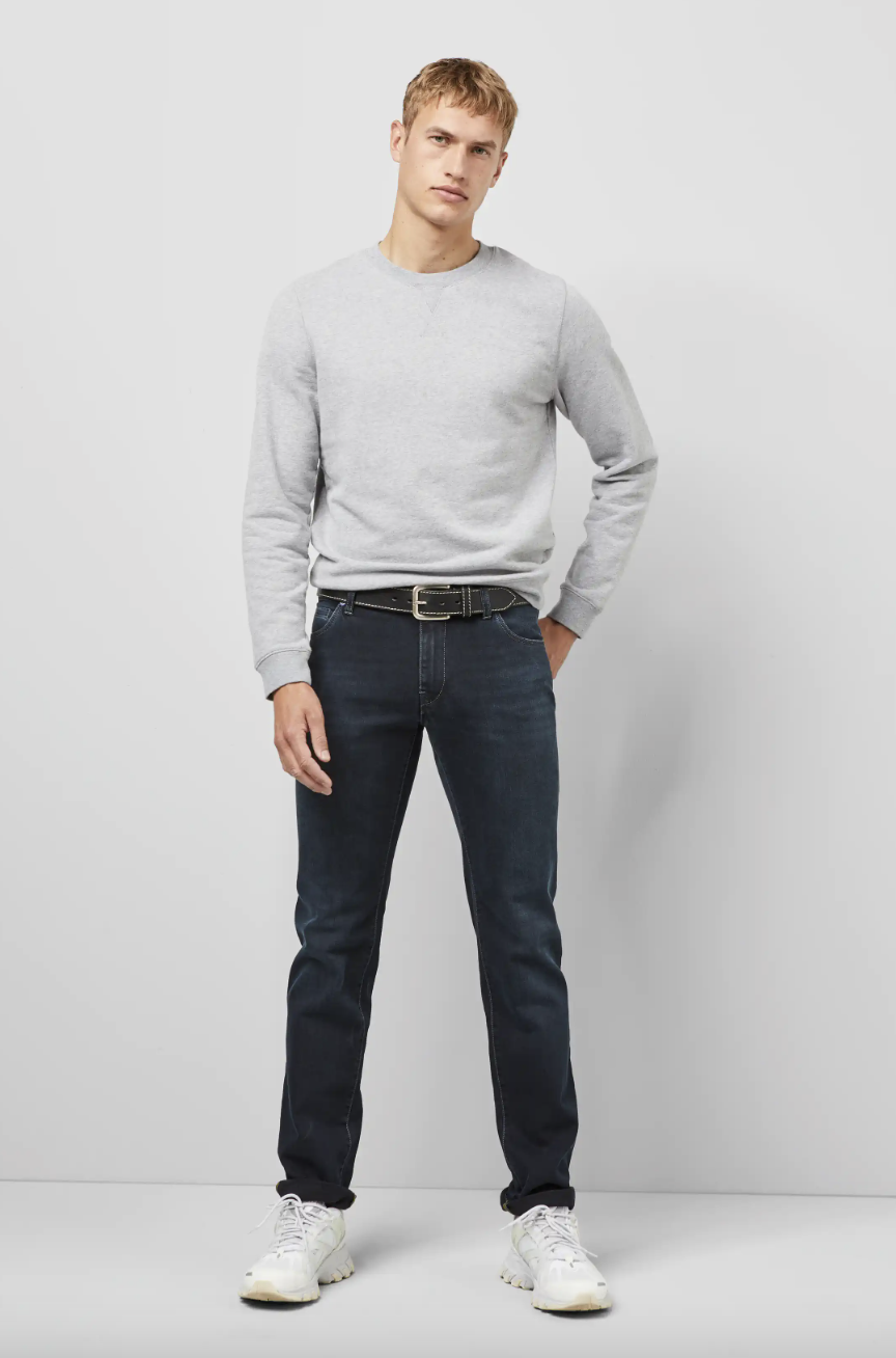 Meyer M-5 Jeans Mørk Vask Blå på mann med grå genser