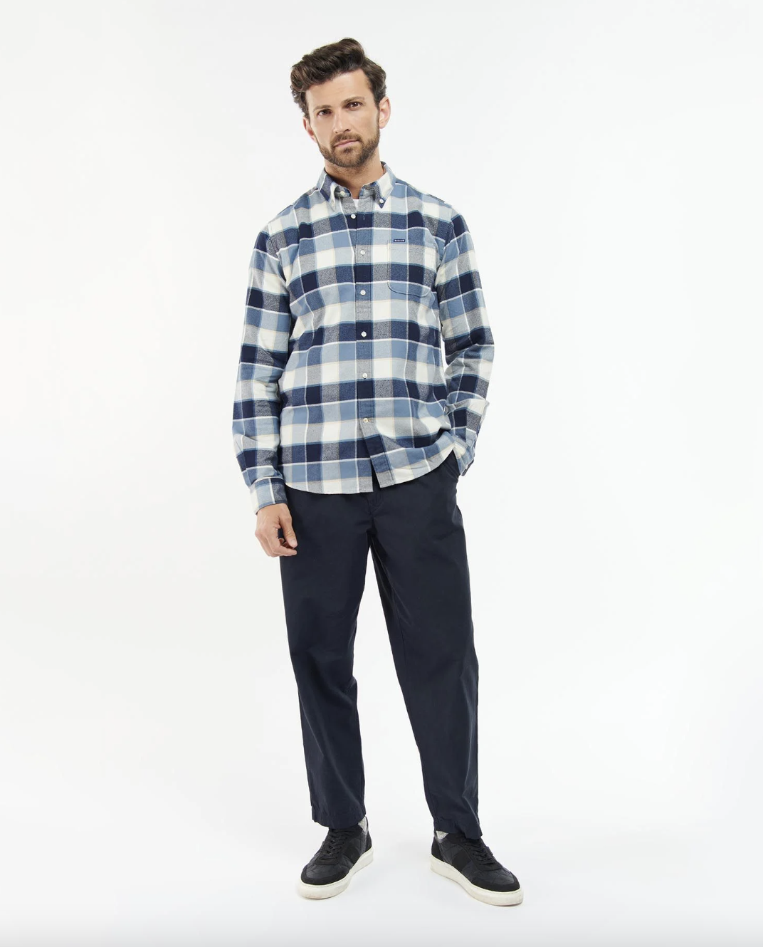 Barbour Valley Flanellskjorte Tailored Fit Ruter Blå på mann med mørke bukser
