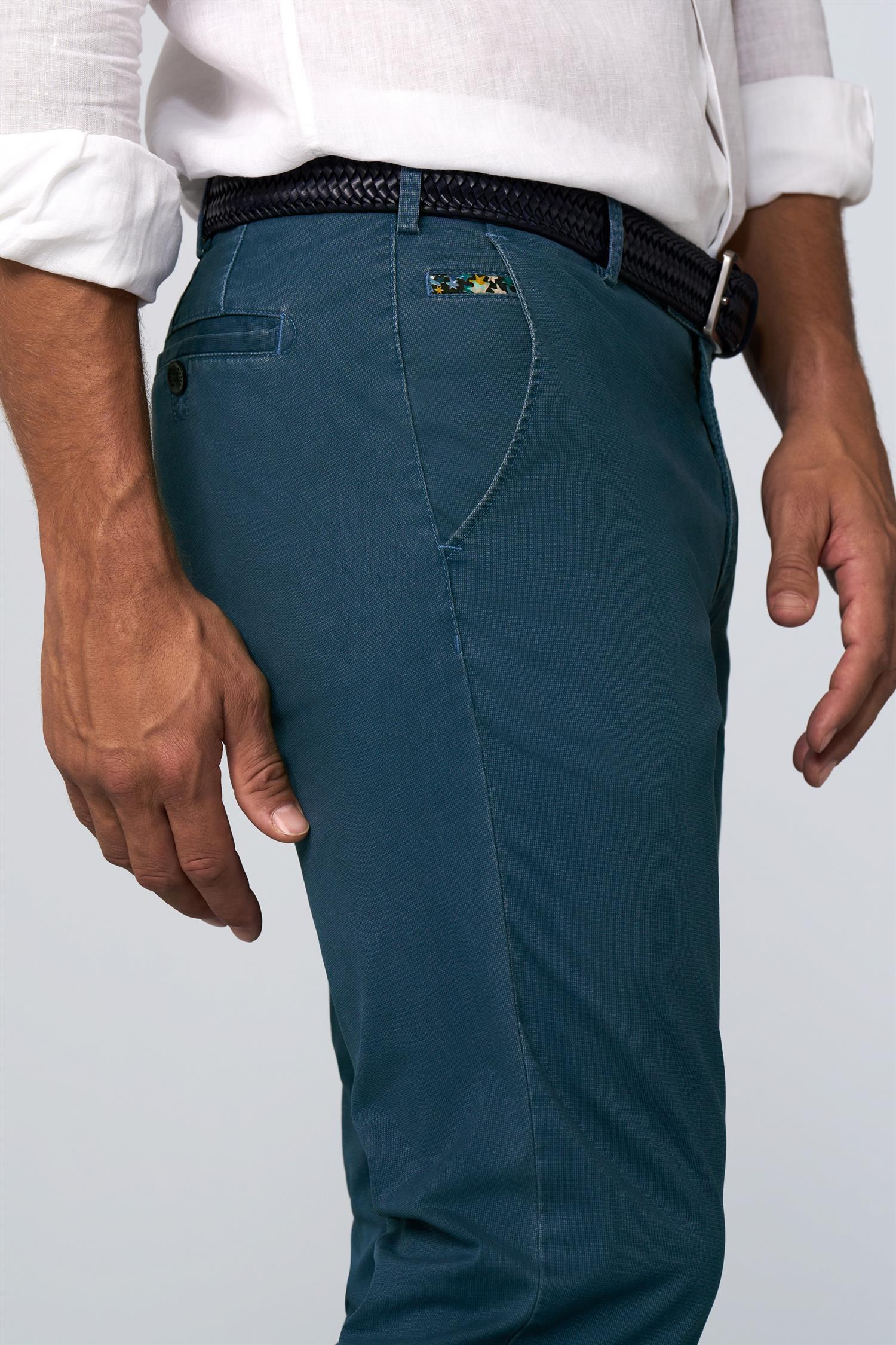 Meyer Bukse Mellomblå fra siden på herremodell med brunt strikkbelte