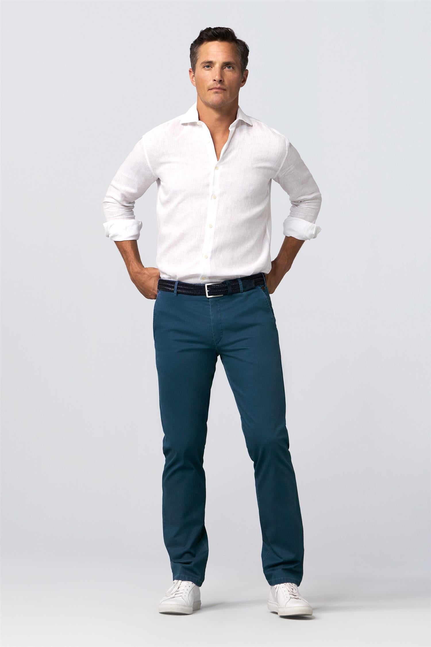Meyer bukse Mellomblå med hvit skjorte og hvite sko på herremodell