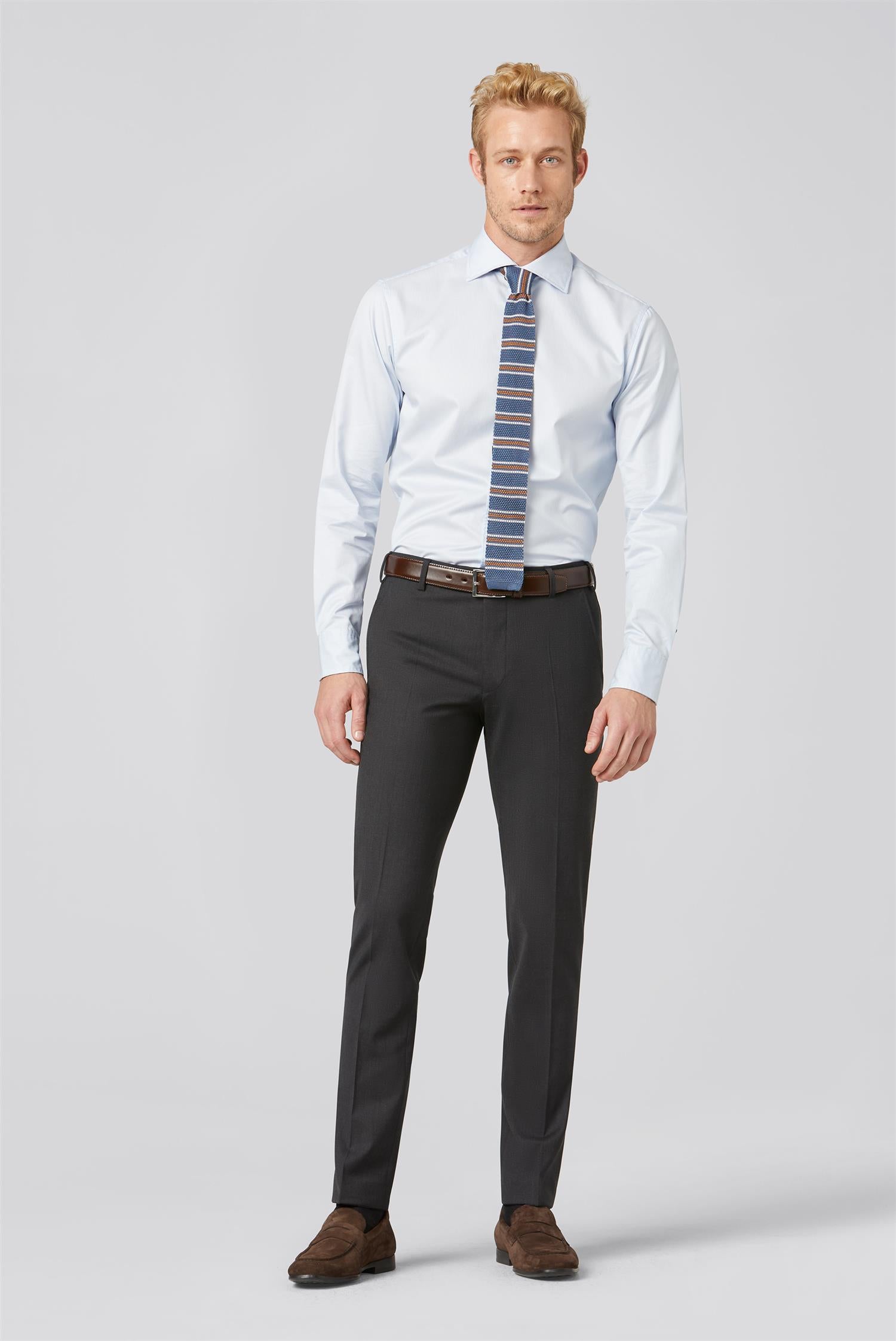 Meyer Dressbukse Koksgrå med skjorte og slips på mann