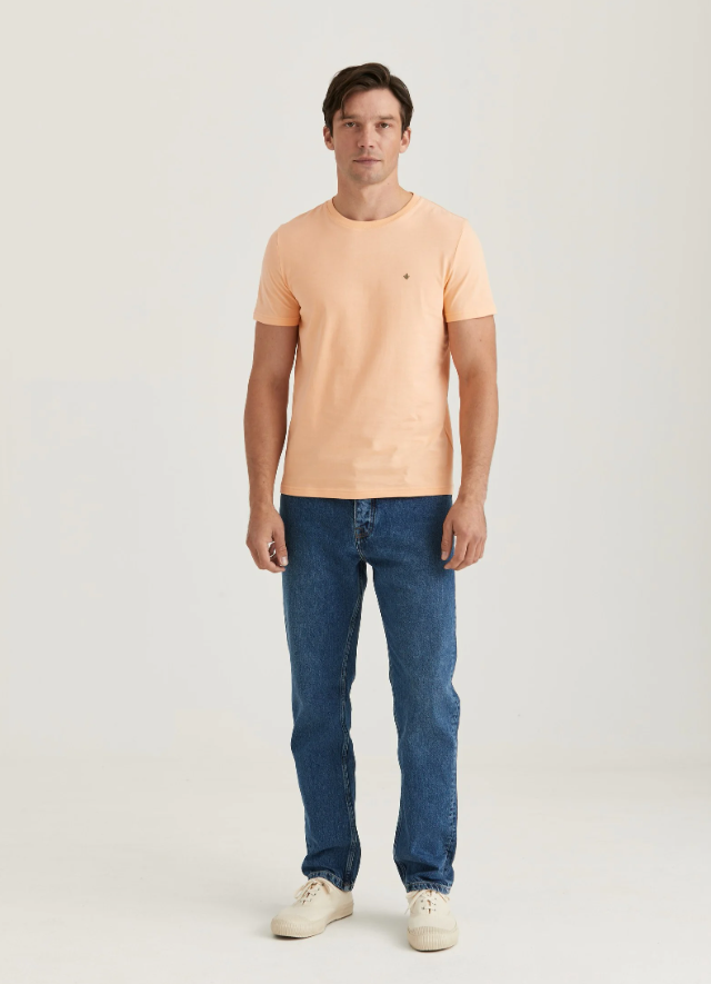Morris Logan Herre T-Skjorte Bomull Lys Oransje helfigur med jeans og joggesko