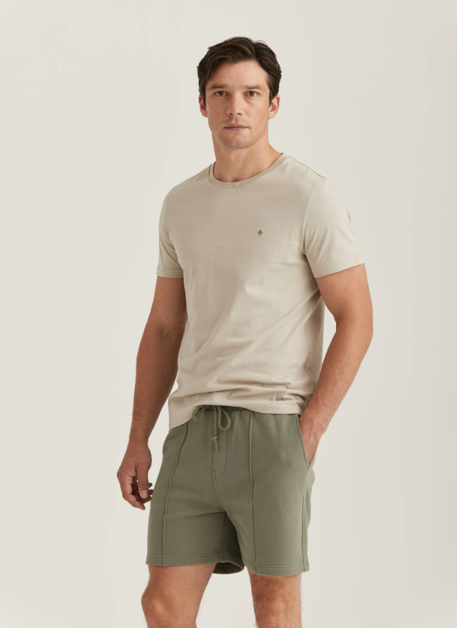 Morris Logan T-Skjorte Bomull Beige på mann med shorts