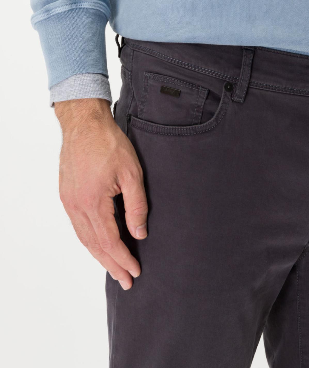 Brax bukse modell Cadiz i mørk grå detlje lomme foran