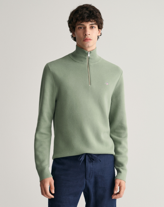 Gant Milano Herre Bomulls Half-Zip Grønn på mann med marine bukser og hvit bakgrunn