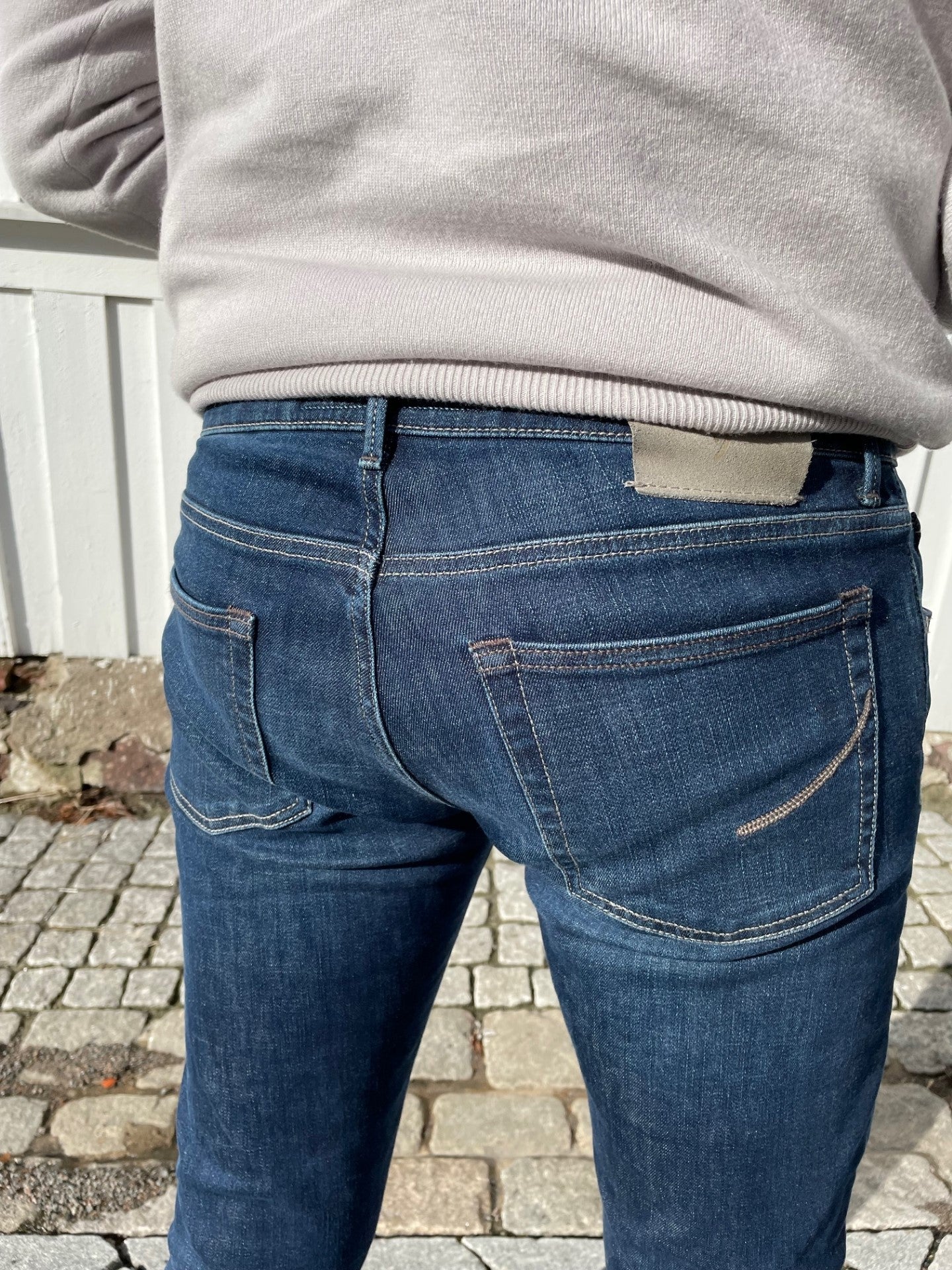 Handpicked Orvieto Jeans Mørk Blå bakfra på mann