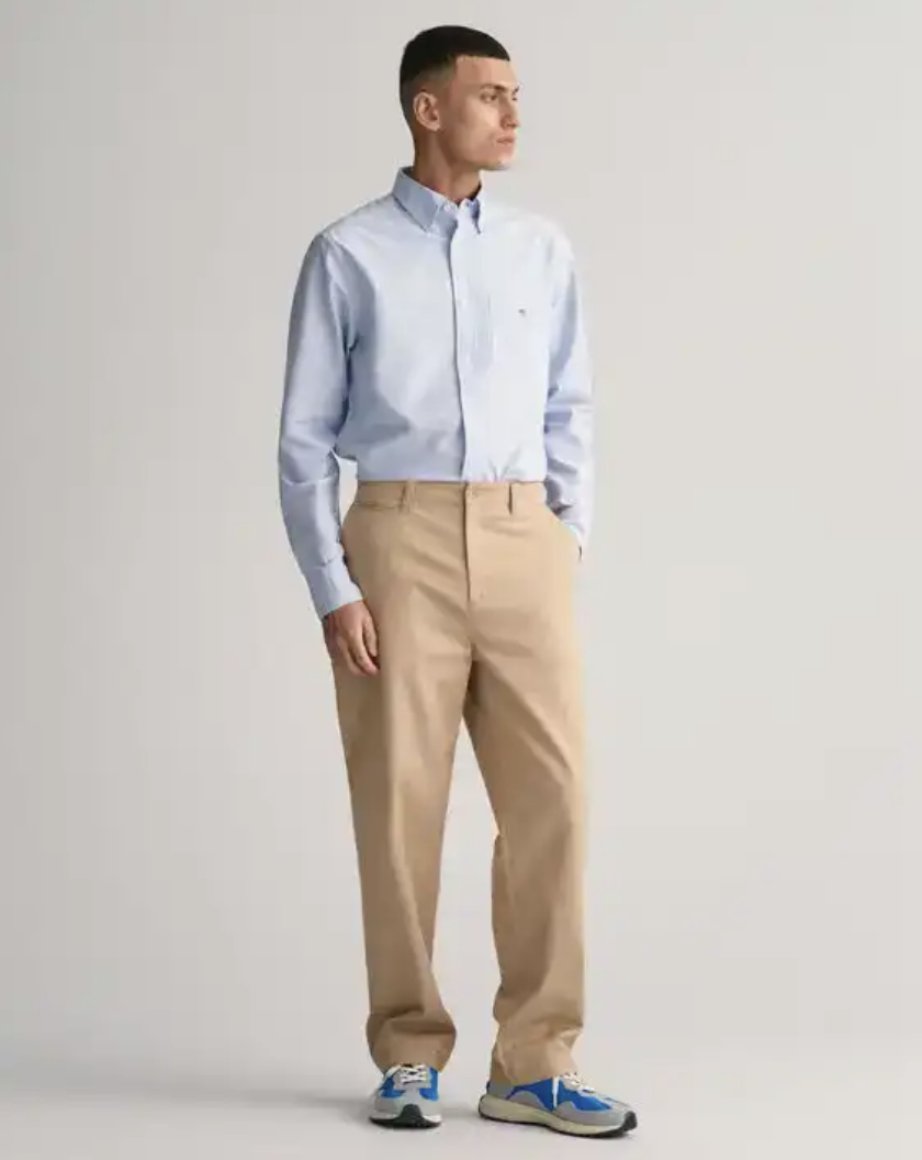 Gant Skjorte Oxford herre Lyseblå med beige bukse og joggesko